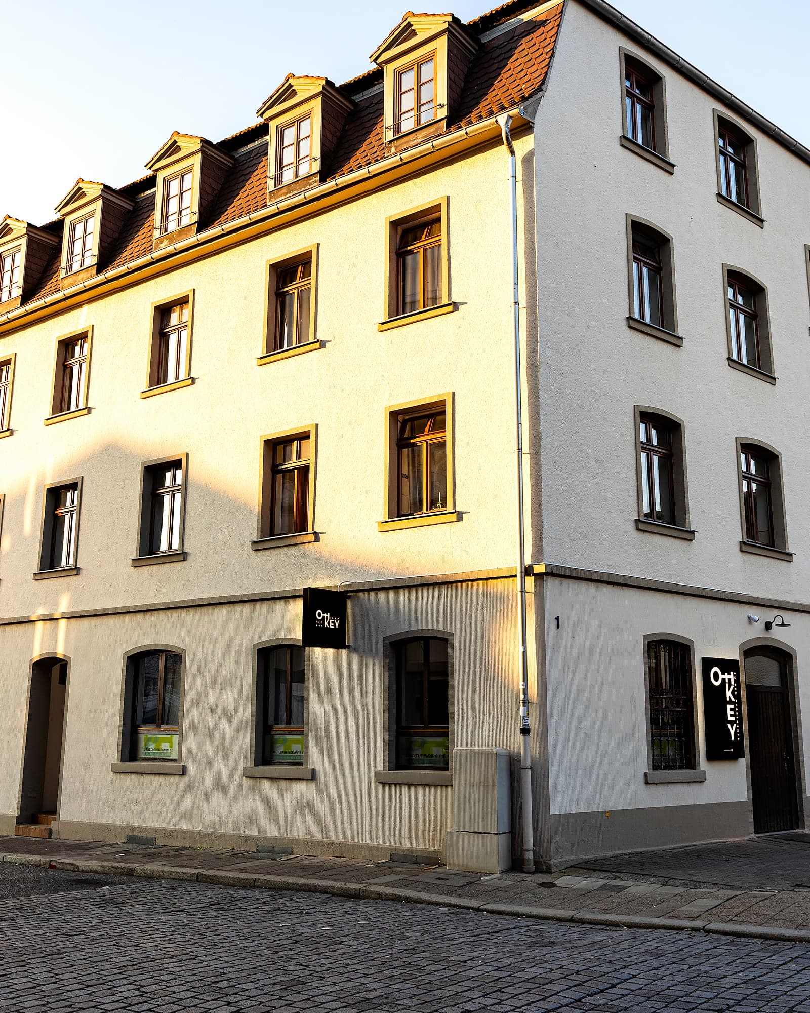 Oh-Key Petersgasse 2 — Gebäude bei goldener Stunde