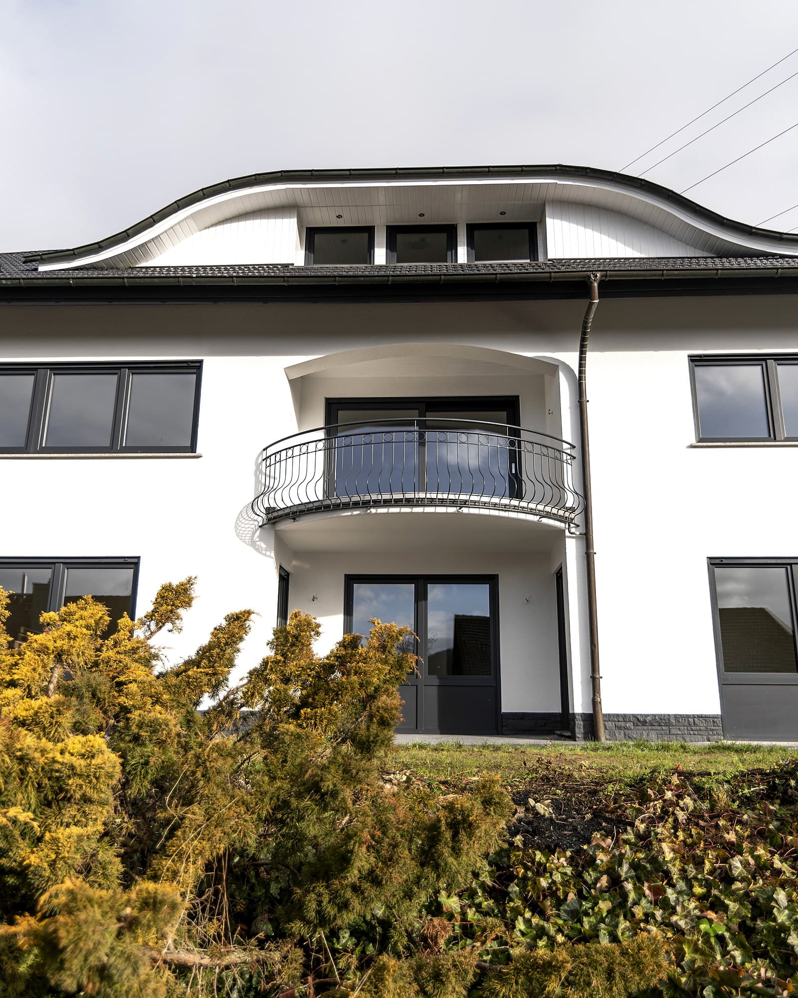 Schmitt Konzepte — Steinwandstraße 8 Petersberg, Frontansicht mit geschwungenem Dach
