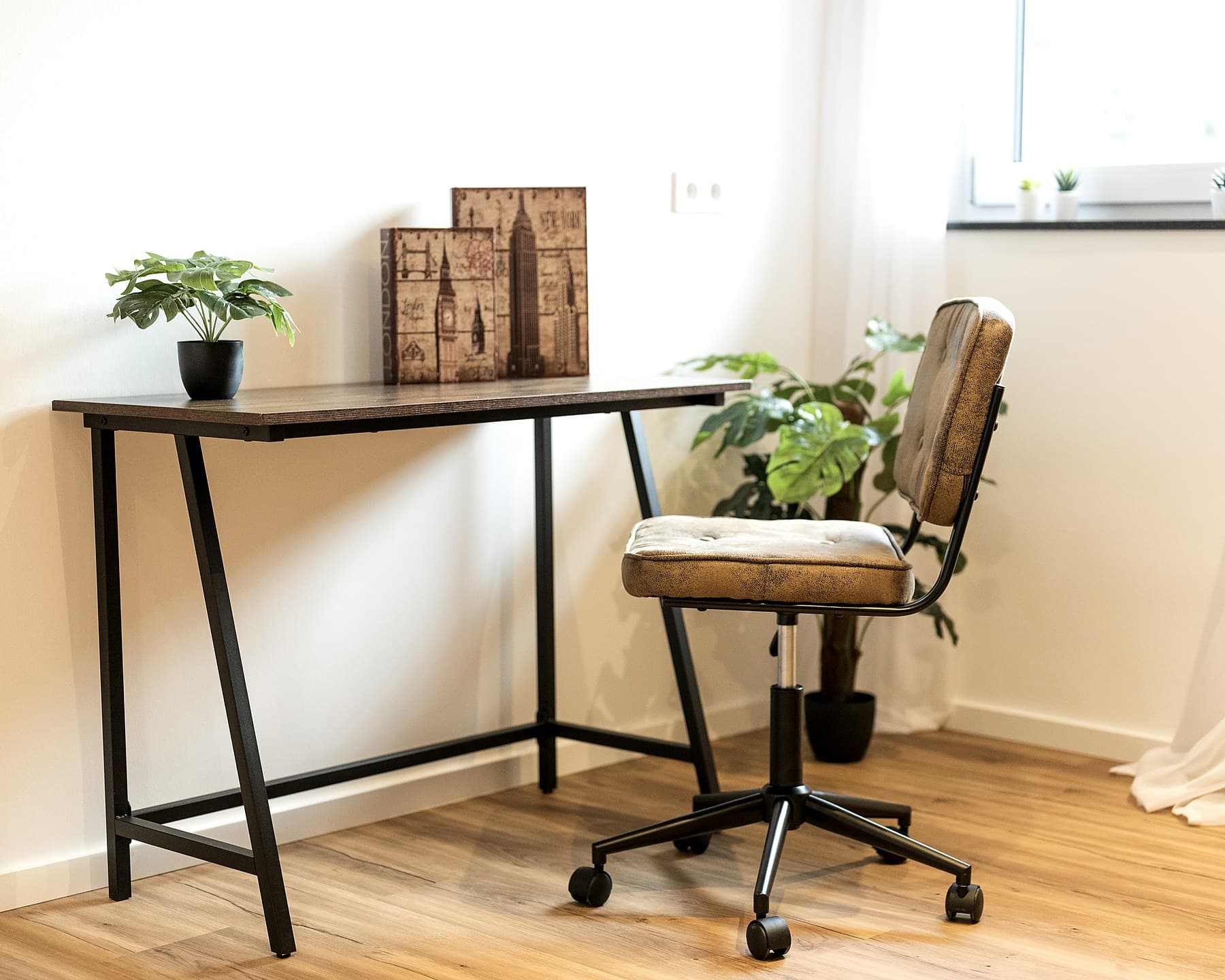 Schmitt Konzepte — Steinwandstraße 8, Arbeitsbereich mit Schreibtisch